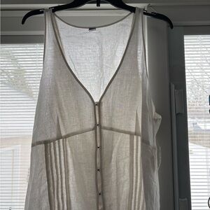 Old Navy White Sleeveless Blouse. XXL